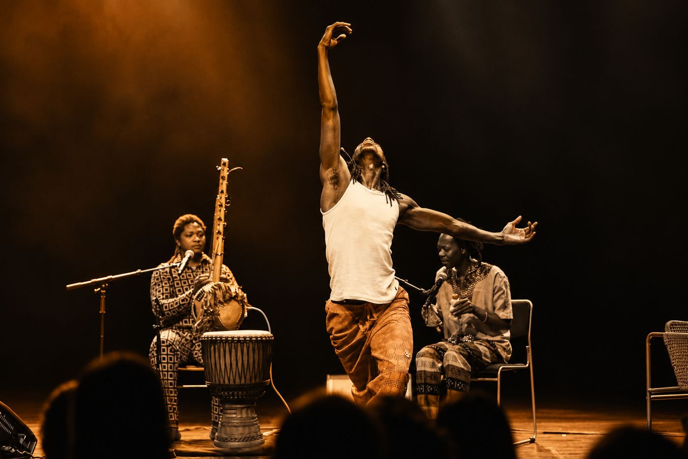 Calabash Tales på scenen: en danser, en ngoni-spiller og en perkusjonist